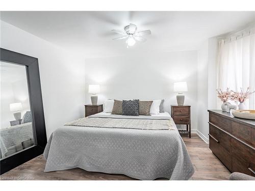 30 Bristol Street, Hamilton, ON - Indoor Photo Showing Bedroom