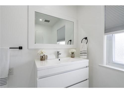 30 Bristol Street, Hamilton, ON - Indoor Photo Showing Bathroom