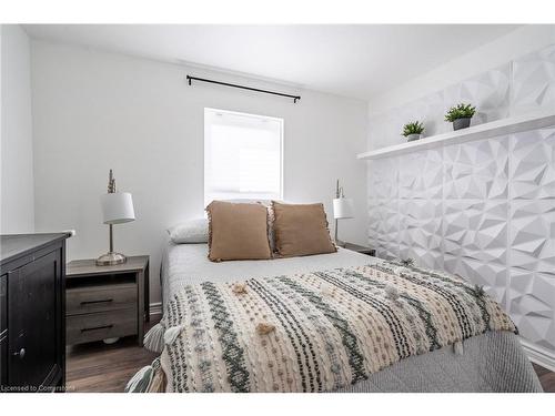 30 Bristol Street, Hamilton, ON - Indoor Photo Showing Bedroom