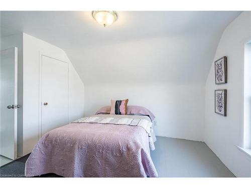 30 Bristol Street, Hamilton, ON - Indoor Photo Showing Bedroom