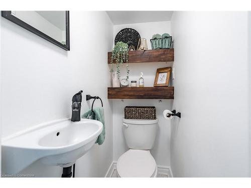 30 Bristol Street, Hamilton, ON - Indoor Photo Showing Bathroom