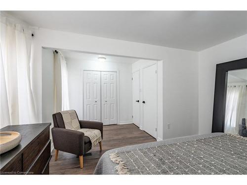 30 Bristol Street, Hamilton, ON - Indoor Photo Showing Bedroom