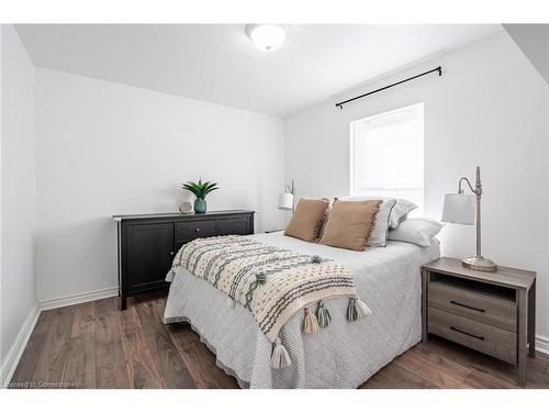 30 Bristol Street, Hamilton, ON - Indoor Photo Showing Bedroom