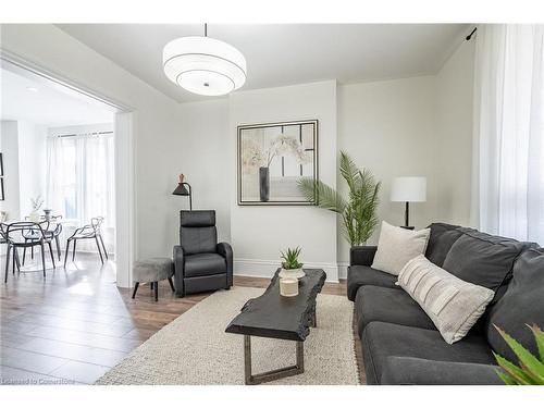 30 Bristol Street, Hamilton, ON - Indoor Photo Showing Living Room