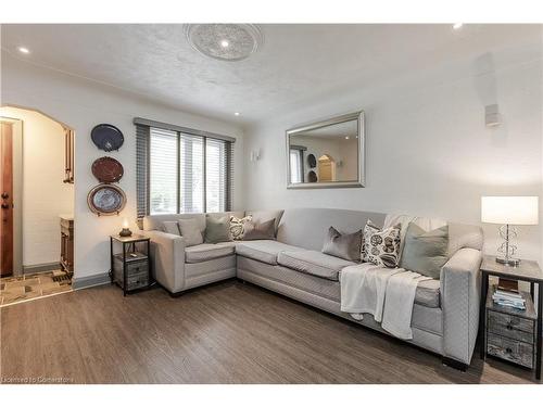 1041 Plains View Avenue, Burlington, ON - Indoor Photo Showing Living Room