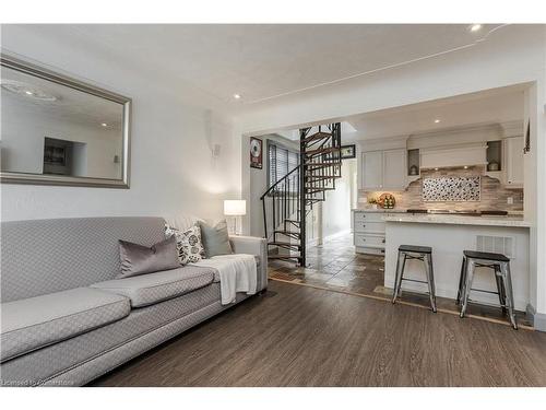 1041 Plains View Avenue, Burlington, ON - Indoor Photo Showing Living Room