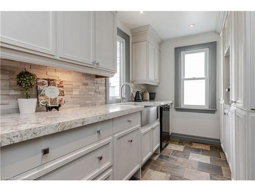 1041 Plains View Avenue, Burlington, ON - Indoor Photo Showing Kitchen