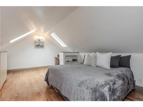 1041 Plains View Avenue, Burlington, ON - Indoor Photo Showing Bedroom