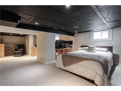 1041 Plains View Avenue, Burlington, ON - Indoor Photo Showing Bedroom