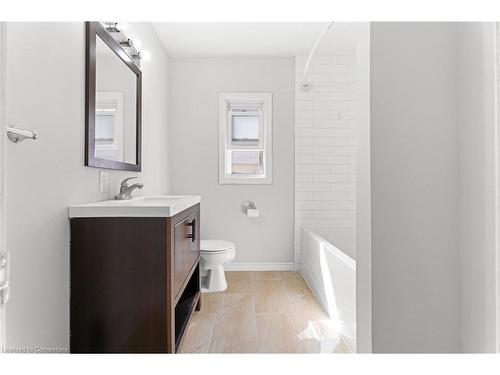 115 Lancaster Street W, Kitchener, ON - Indoor Photo Showing Bathroom