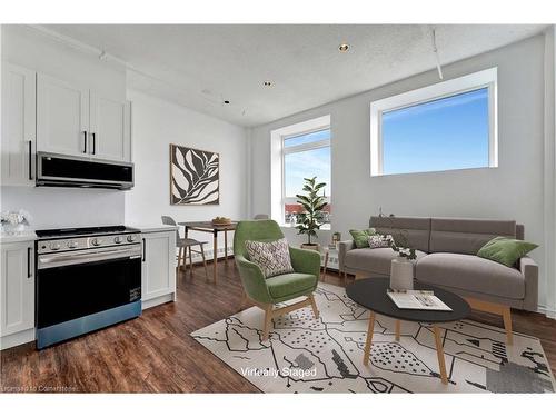 409-90 Colborne Street, Brantford, ON - Indoor Photo Showing Living Room