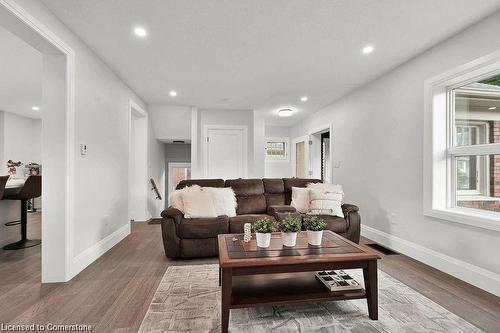 495-497 Mary Street, Woodstock, ON - Indoor Photo Showing Living Room