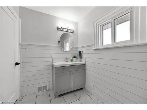 495-497 Mary Street, Woodstock, ON - Indoor Photo Showing Bathroom