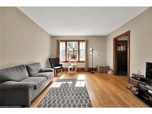 495-497 Mary Street, Woodstock, ON - Indoor Photo Showing Living Room