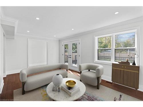 122 Cross Street W, Dunnville, ON - Indoor Photo Showing Living Room