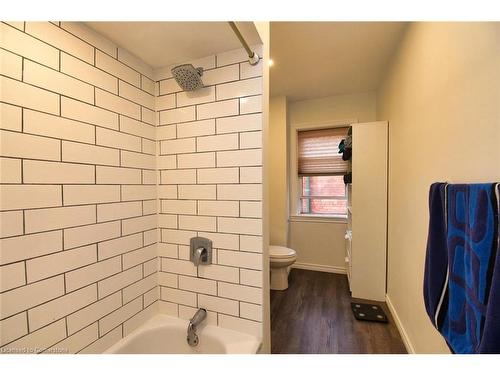 323 Charlton Avenue W, Hamilton, ON - Indoor Photo Showing Bathroom