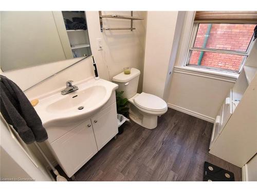 323 Charlton Avenue W, Hamilton, ON - Indoor Photo Showing Bathroom