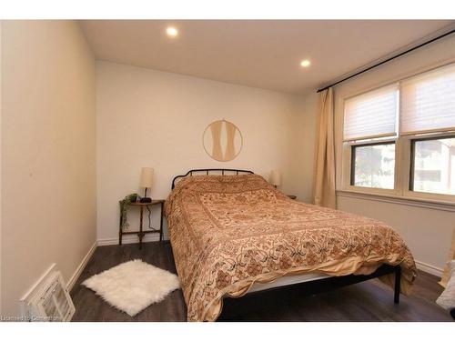 323 Charlton Avenue W, Hamilton, ON - Indoor Photo Showing Bedroom