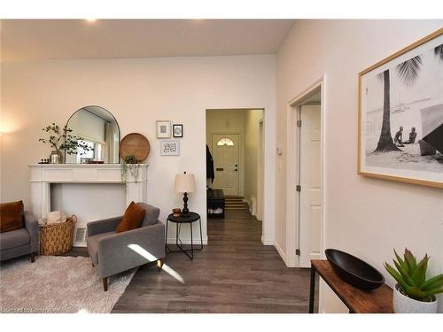 323 Charlton Avenue W, Hamilton, ON - Indoor Photo Showing Living Room