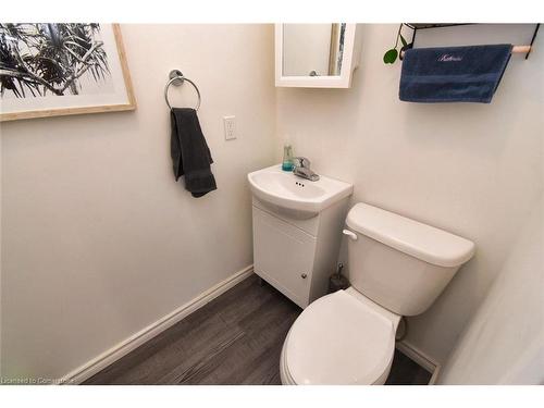 323 Charlton Avenue W, Hamilton, ON - Indoor Photo Showing Bathroom