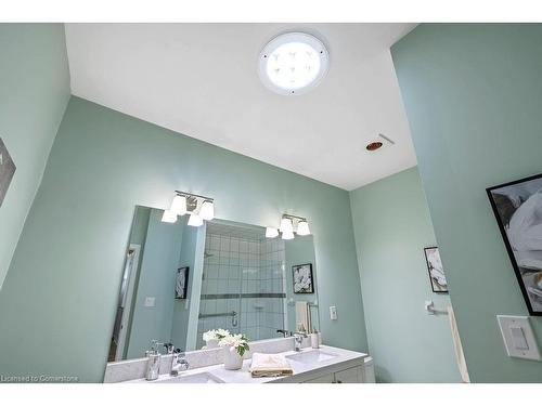 95 Starfish Drive, Mount Hope, ON - Indoor Photo Showing Bathroom