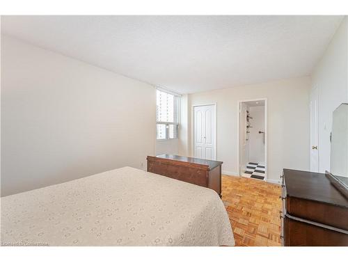 703-335 Mill Road, Etobicoke, ON - Indoor Photo Showing Bedroom