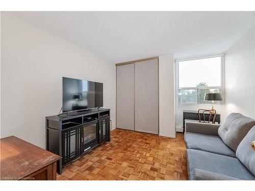 703-335 Mill Road, Etobicoke, ON - Indoor Photo Showing Living Room