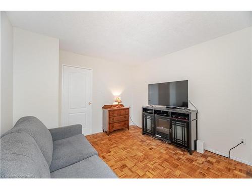 703-335 Mill Road, Etobicoke, ON - Indoor Photo Showing Living Room