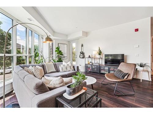 211-320 Plains Road E, Burlington, ON - Indoor Photo Showing Living Room