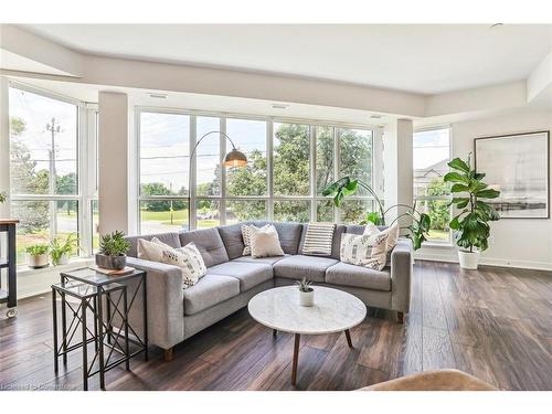 211-320 Plains Road E, Burlington, ON - Indoor Photo Showing Living Room