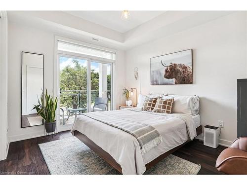 211-320 Plains Road E, Burlington, ON - Indoor Photo Showing Bedroom