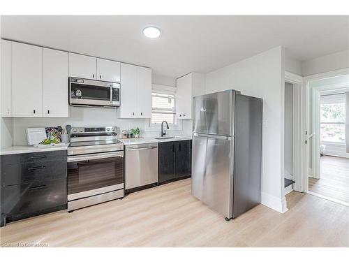 15 Barnesdale Avenue N, Hamilton, ON - Indoor Photo Showing Kitchen