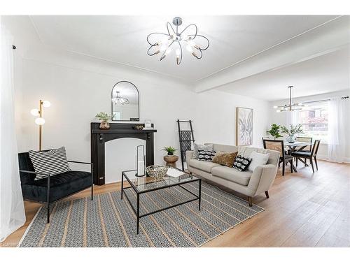 15 Barnesdale Avenue N, Hamilton, ON - Indoor Photo Showing Living Room