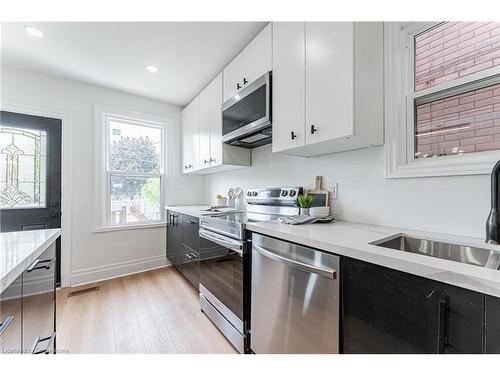 15 Barnesdale Avenue N, Hamilton, ON - Indoor Photo Showing Kitchen