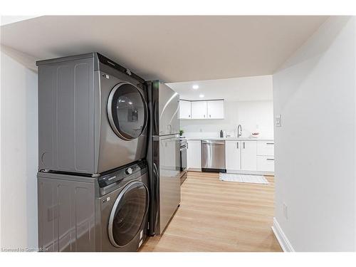 15 Barnesdale Avenue N, Hamilton, ON - Indoor Photo Showing Kitchen