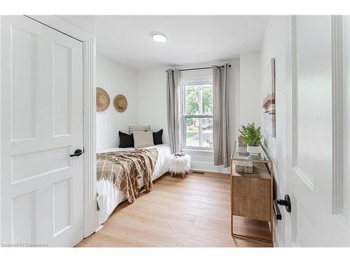 15 Barnesdale Avenue N, Hamilton, ON - Indoor Photo Showing Bedroom