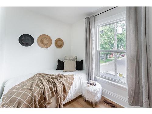 15 Barnesdale Avenue N, Hamilton, ON - Indoor Photo Showing Bedroom