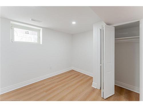 15 Barnesdale Avenue N, Hamilton, ON - Indoor Photo Showing Bedroom