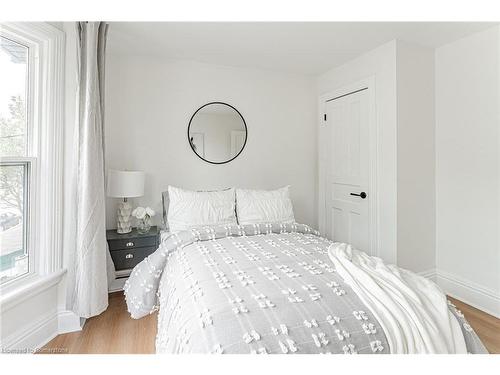 15 Barnesdale Avenue N, Hamilton, ON - Indoor Photo Showing Bedroom