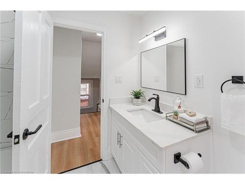 15 Barnesdale Avenue N, Hamilton, ON - Indoor Photo Showing Bathroom