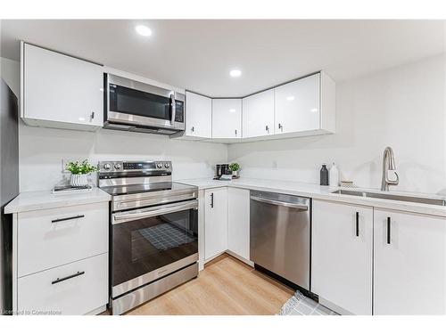 15 Barnesdale Avenue N, Hamilton, ON - Indoor Photo Showing Kitchen With Upgraded Kitchen