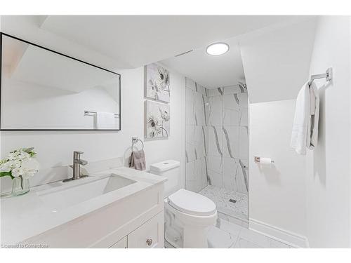 15 Barnesdale Avenue N, Hamilton, ON - Indoor Photo Showing Bathroom