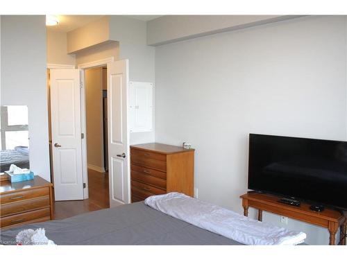 304-560 North Service Road, Grimsby, ON - Indoor Photo Showing Bedroom