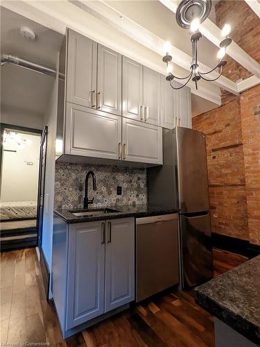 2-158 Hunter Street E, Hamilton, ON - Indoor Photo Showing Kitchen