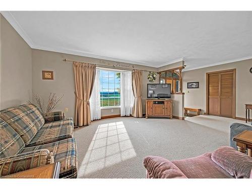 4949 Rainham Road, Selkirk, ON - Indoor Photo Showing Living Room