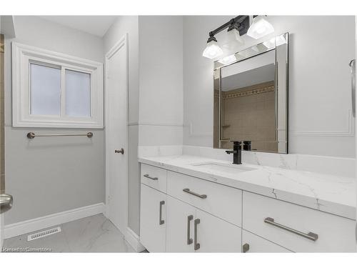 6 Ben Lomond Place, Hamilton, ON - Indoor Photo Showing Bathroom