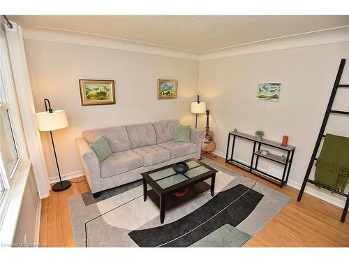 590 Queensdale Avenue E, Hamilton, ON - Indoor Photo Showing Living Room