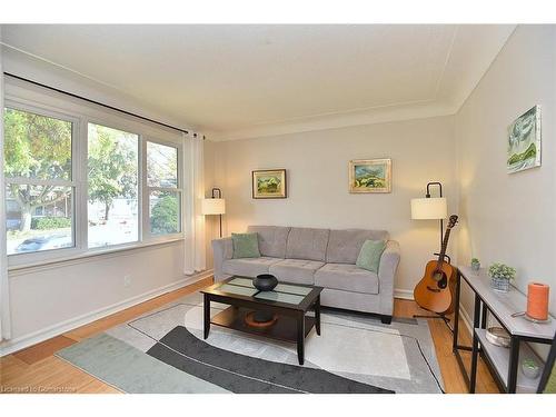 590 Queensdale Avenue E, Hamilton, ON - Indoor Photo Showing Living Room