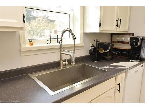 590 Queensdale Avenue E, Hamilton, ON - Indoor Photo Showing Kitchen