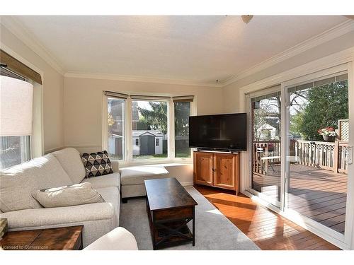 590 Queensdale Avenue E, Hamilton, ON - Indoor Photo Showing Living Room